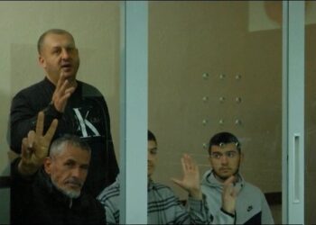 Lirohen nga qelia katër protestuesit/ Iu ndalohet pjesëmarrja në tubimet e tjera, deputetët e PD-së jashtë gjykatës në mbështetje të tyre