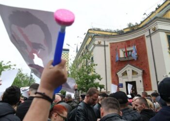 VIDEO/ Protesta e opozitës, qytetarët hedhin bojë në drejtim të Bashkisë së Tiranës