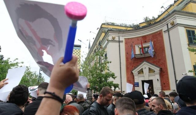 VIDEO/ Protesta e opozitës, qytetarët hedhin bojë në drejtim të Bashkisë së Tiranës