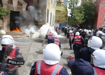Protesta e opozitës: Kushti kryesor është lirimi i Berishës, pastaj Rama-Veliaj në burg