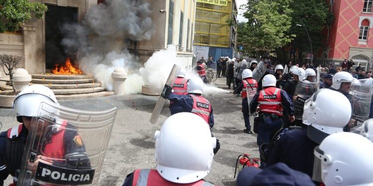 Protesta e opozitës: Kushti kryesor është lirimi i Berishës, pastaj Rama-Veliaj në burg