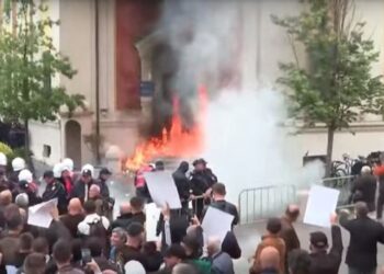 Molotova tek Bashkia e Tiranës, agravon situata tek protesta e opozitës