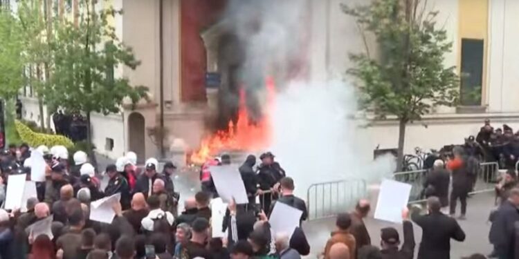Molotova tek Bashkia e Tiranës, agravon situata tek protesta e opozitës