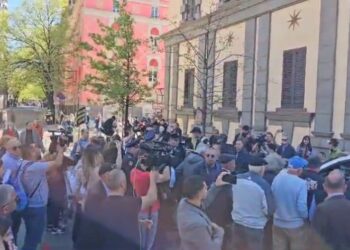 ‘Jep dorëheqjen’! PD protestë tek dera e bashkisë Tiranë kundër Veliajt