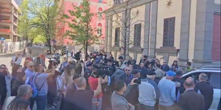 ‘Jep dorëheqjen’! PD protestë tek dera e bashkisë Tiranë kundër Veliajt