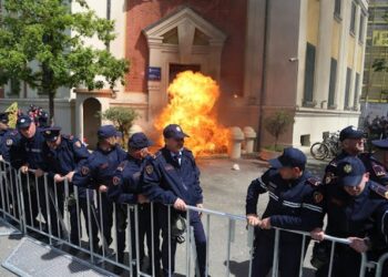Hodhën molotov në protestën para Bashkisë Tiranë, gjykata liron dy protestuesit