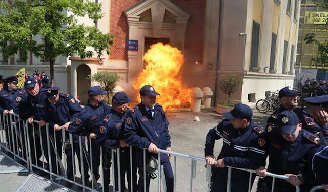 Hodhën molotov në protestën para Bashkisë Tiranë, gjykata liron dy protestuesit