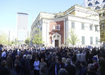 Protesta te bashkia, Alimehmeti: Veliaj largohu, ke frikë të përballesh