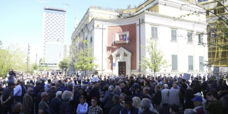 Protesta te bashkia, Alimehmeti: Veliaj largohu, ke frikë të përballesh