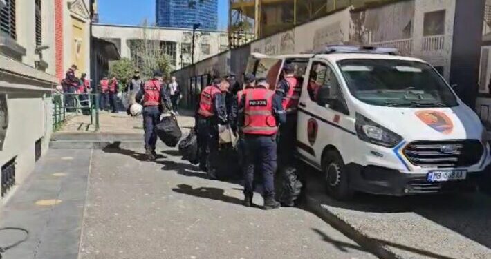 Opozita në protestë për dosjen ‘5D’, policia ‘blindon’ Bashkinë e Tiranës