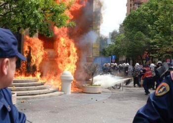 Kërkohet dorëheqja e Veliajt/ Protesta para bashkisë së Tiranës do të zgjasë rreth 10 orë, qëllohet me vezë dhe mollë godina