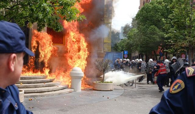 Kërkohet dorëheqja e Veliajt/ Protesta para bashkisë së Tiranës do të zgjasë rreth 10 orë, qëllohet me vezë dhe mollë godina