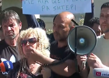 Banorët e ish-komunales në protestë para bashkisë së Tiranës, kërkojnë bonuset e qirave: Veliaj dil dhe na sqaro, kaq duam!!