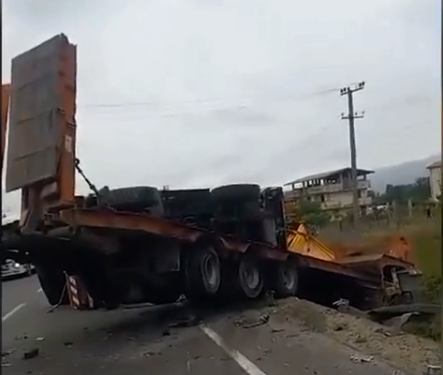 Aksidenti në Rinas/ Rëndohet trafiku, niset drejt Traumës shoferi i trajlerit