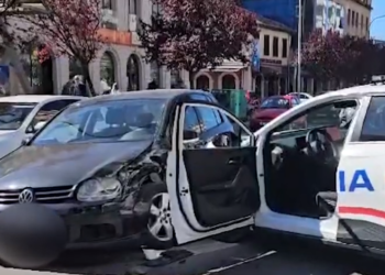 Aksident në Shkodër/ Makina e policisë bashkiake humb kontrollin dhe kapërcen trafikndarësen, përplaset me një mjet