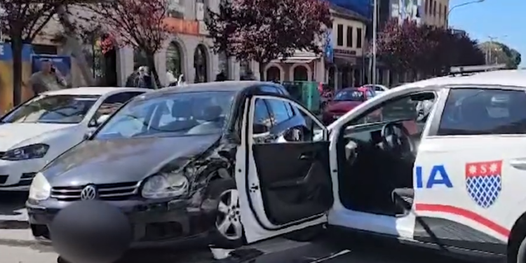 Aksident në Shkodër/ Makina e policisë bashkiake humb kontrollin dhe kapërcen trafikndarësen, përplaset me një mjet