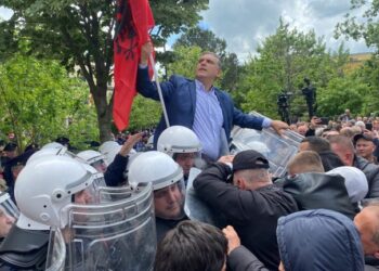 Protesta/ Tedi Blushi mbi policët, tenton të futet me forcë në bashki