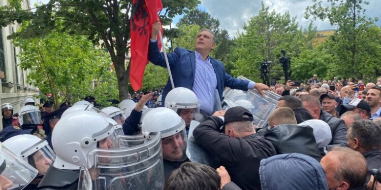 Protesta/ Tedi Blushi mbi policët, tenton të futet me forcë në bashki