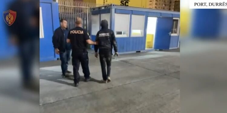 VIDEO/ Tentuan të kalojnë kufirin me dokumente të falsifikuara, arrestohen dy turq dhe procedohen në gjendje të lirë dy maroken