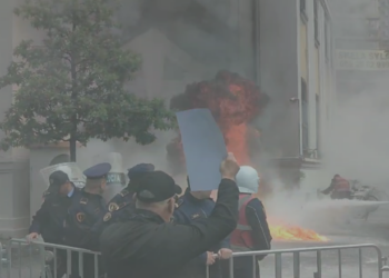 VIDEO/ Tym i zi në kryeqytet, protestuesit hedhin molotov para bashkisë Tiranë