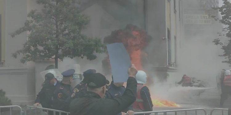 VIDEO/ Tym i zi në kryeqytet, protestuesit hedhin molotov para bashkisë Tiranë