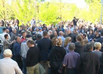 Mollë dhe vezë drejt bashkisë, protestuesit tentojnë që të futen brenda