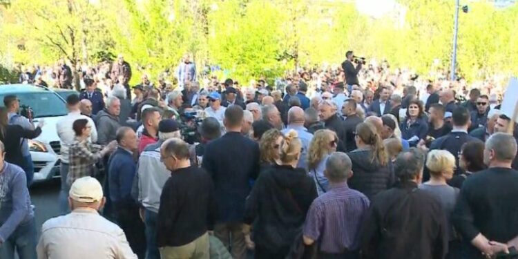 Mollë dhe vezë drejt bashkisë, protestuesit tentojnë që të futen brenda