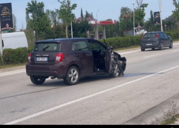 Aksident në Vlorë, drejtuesja humb kontrollin e mjetit dhe përplas makinën e parkuar
