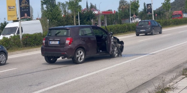 Aksident në Vlorë, drejtuesja humb kontrollin e mjetit dhe përplas makinën e parkuar