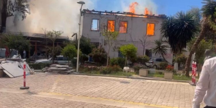 VIDEO/ Digjen tre lokale në Sarandë, detaje e para