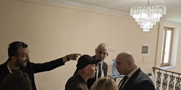 LIVE-Kuvendi nis me debat, Nikolla largon gazetarët nga seanca