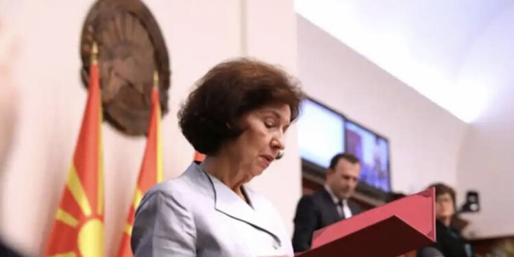 Presidentja e re iu referua vendit si “Maqedoni”, Greqia kërcënon: Rruga drejt BE kalon nga Marrëveshja e Prespës
