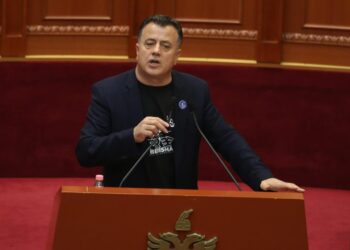 Noka në foltoren e Kuvendit me bluzën ‘Lironi Berishën’: Skandali te Magjistratura, krim shtetëror i sigurimsit Arben Rakipi