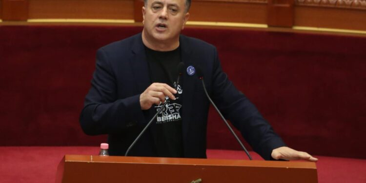 Noka në foltoren e Kuvendit me bluzën ‘Lironi Berishën’: Skandali te Magjistratura, krim shtetëror i sigurimsit Arben Rakipi