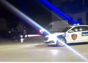 Aksident në Gjirokastër, automjeti përplaset me tabelën, i riu rëndë në spital