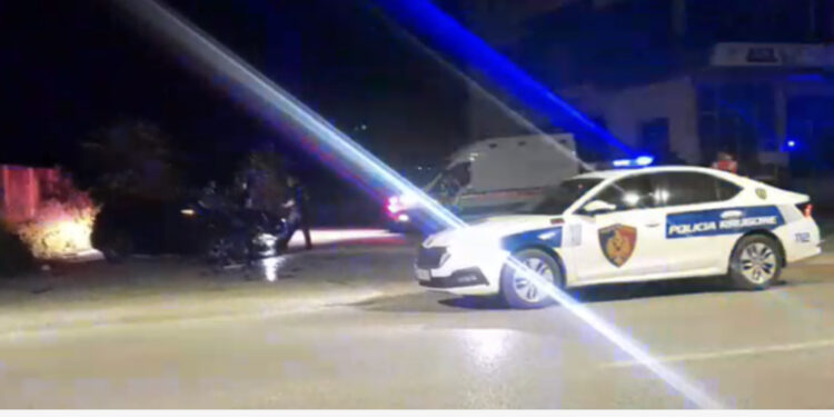 Aksident në Gjirokastër, automjeti përplaset me tabelën, i riu rëndë në spital