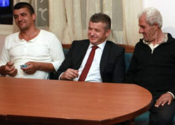 Peqini vishet me Prada