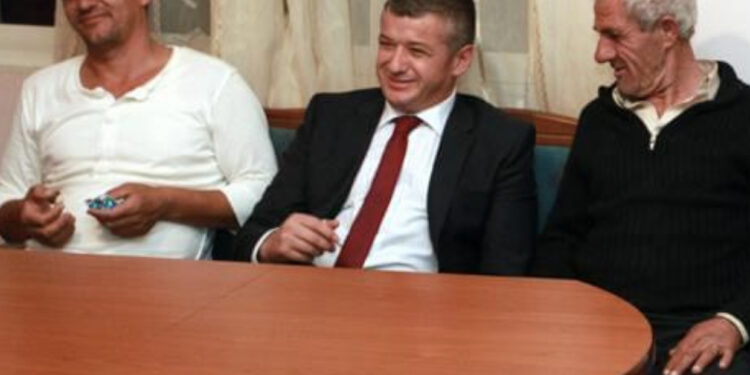 Peqini vishet me Prada