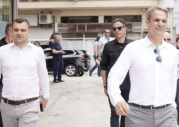 “Kush tërheq litarin do mbytet”/ Mitsotakis bën fushatë me djalin e Fredi Belerit