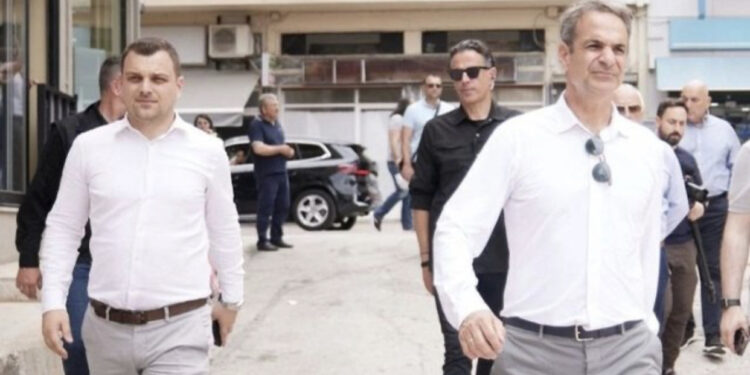 “Kush tërheq litarin do mbytet”/ Mitsotakis bën fushatë me djalin e Fredi Belerit