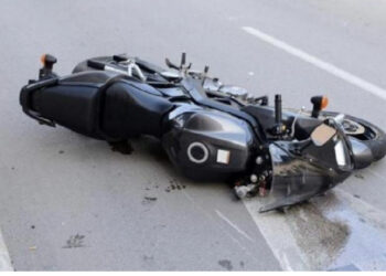 Kthesa nxjerr motorin nga rruga, vdes 53-vjeçari