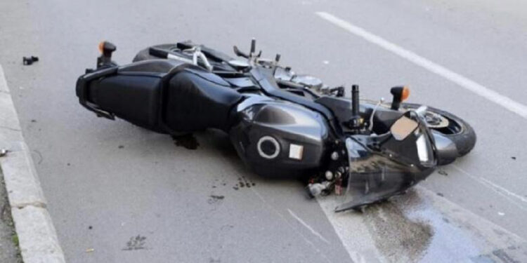 Kthesa nxjerr motorin nga rruga, vdes 53-vjeçari