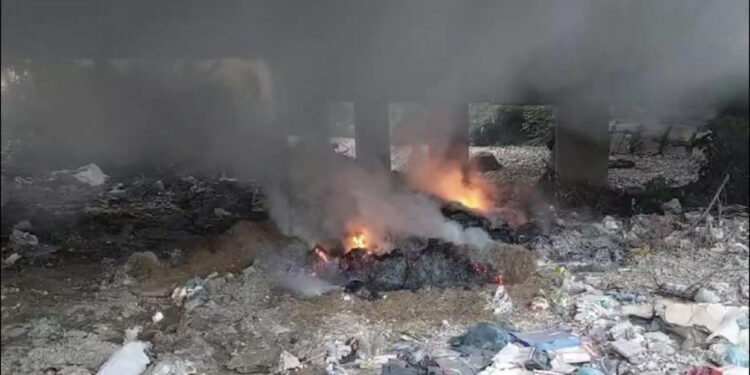 U vihet flaka mbeturinave në Thumanë, vështirësi në qarkullim