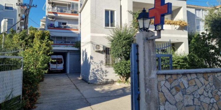 U rrëzua duke punuar në kopësht, humbet jetën e moshuara në Himarë