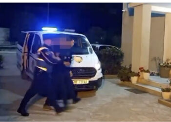 ‘2000 euro ose…’! Kërcënonte qytetarin, pranga shantazhuesit në Korçë