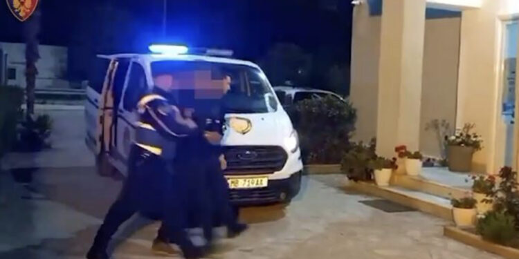 ‘2000 euro ose…’! Kërcënonte qytetarin, pranga shantazhuesit në Korçë