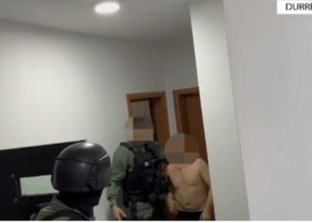 VIDEO/Mes plumbave dhe me cigare në dorë, 40-vjeçari ngre ‘flamurin’ përballë RENEA-s