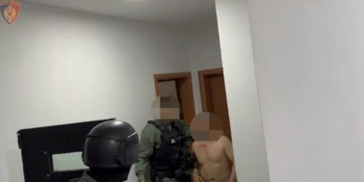 VIDEO/Mes plumbave dhe me cigare në dorë, 40-vjeçari ngre ‘flamurin’ përballë RENEA-s