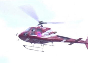 Për kë ishte? Helikopteri hedh buqeta me lule blu në oborrin e “BBV”