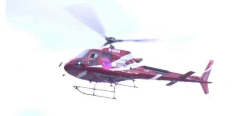 Për kë ishte? Helikopteri hedh buqeta me lule blu në oborrin e “BBV”